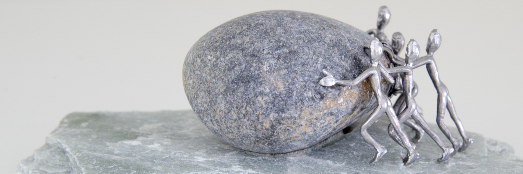 Zinnmännchen bewegen einen Stein Zinnmännchen bewegen einen Stein